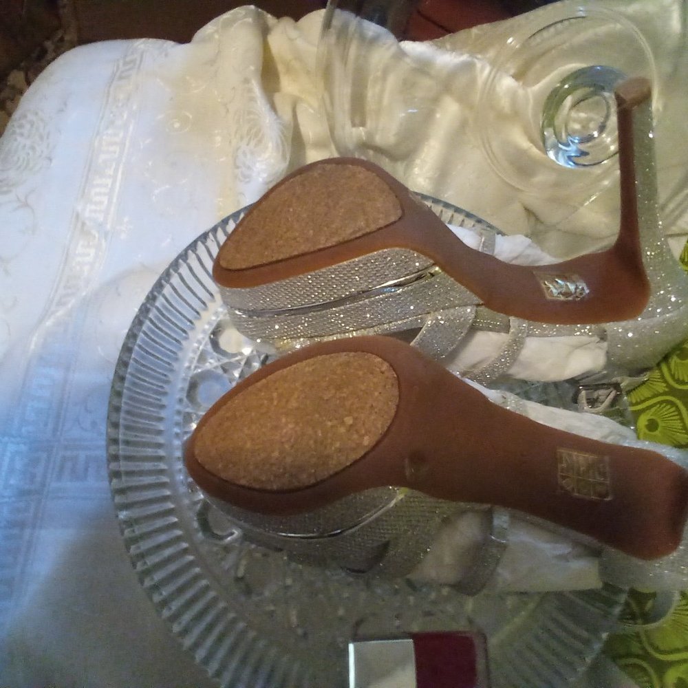 💖Gianni Bini Silver Platform Heels Size:8 BNWT - Picture 6 of 14